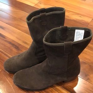Ugg Brown Suede Boots. Women’s size 6. Heel 1.25